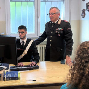 Studentessa confida a insegnante violenze subite dal padre: braccialetto elettronico per 48enne