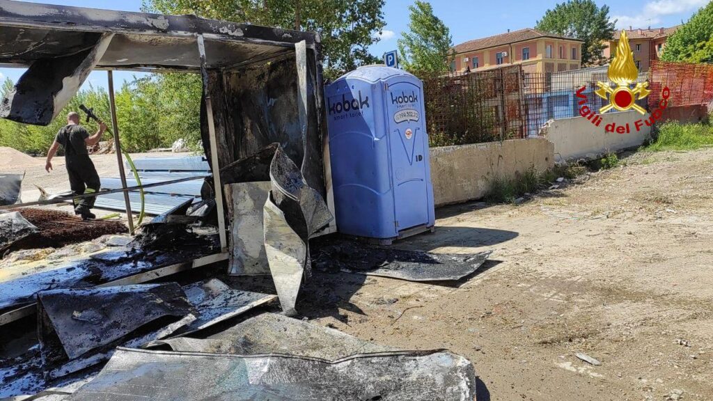 Colonna di fumo a Bologna, incendio nell’area della Trilogia Navile