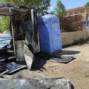 Colonna di fumo a Bologna, incendio nell’area della Trilogia Navile