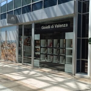 Furto con spaccata in gioielleria alla Meridiana: ladri in fuga