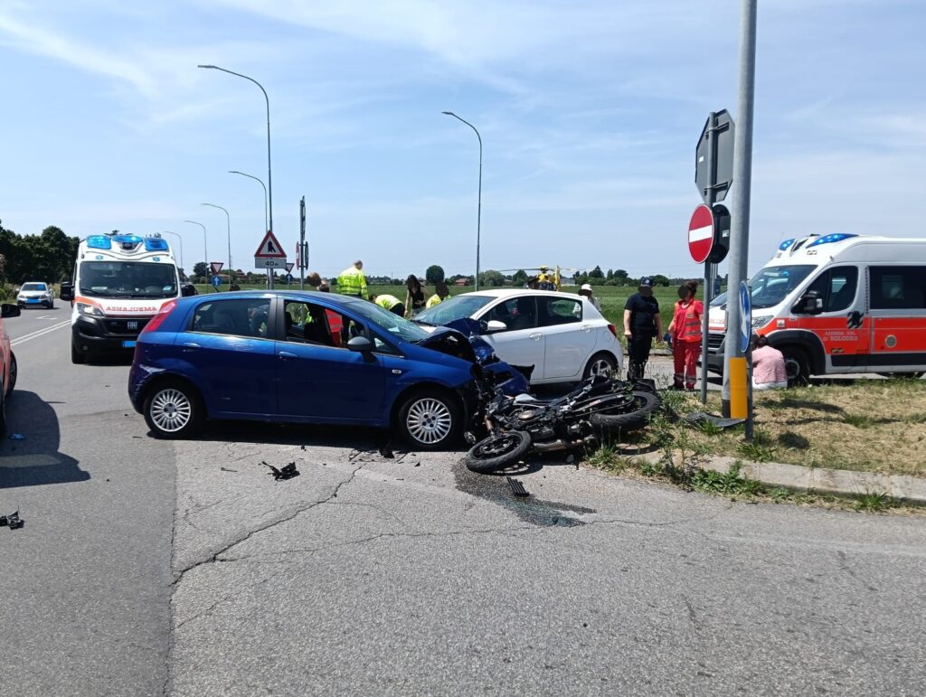 Scontro fra moto e auto a Budrio: muore 24enne di Bologna