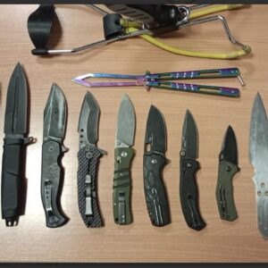 In moto con un ‘arsenale’ di coltelli nello zaino, 30enne denunciato dalla Polstrada