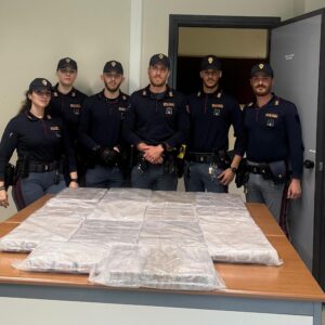 Nasconde nel bagagliaio dell’auto oltre 60 chili di hashish: arrestato 22enne
