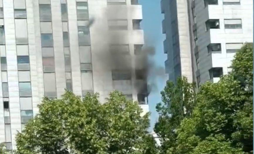 Brucia un appartamento in via Larga