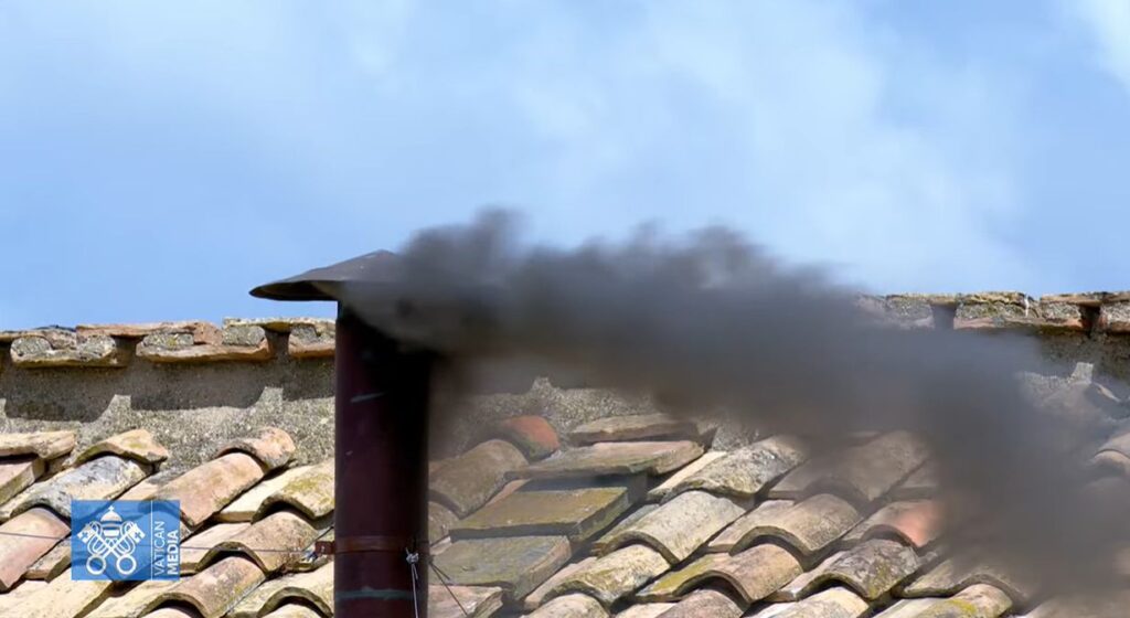 Seconda giornata di Conclave, quattro votazioni previste, la prima fumata è nera