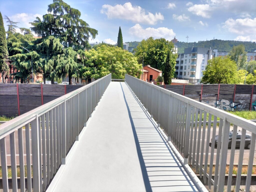 Lavori finiti: riaperta la passerella pedonale di viale Pertini