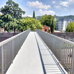 Lavori finiti: riaperta la passerella pedonale di viale Pertini