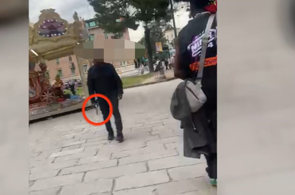 Durante una lite, impugna la pistola in Piazza XX Settembre: denunciato dalla polizia