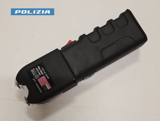 Minorenne nasconde taser ad alto voltaggio: denunciato