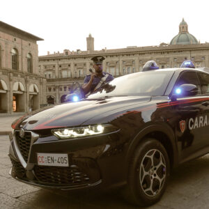 Aggredisce e tenta di rapinare un passante che gli fa un’elemosina troppo scarsa