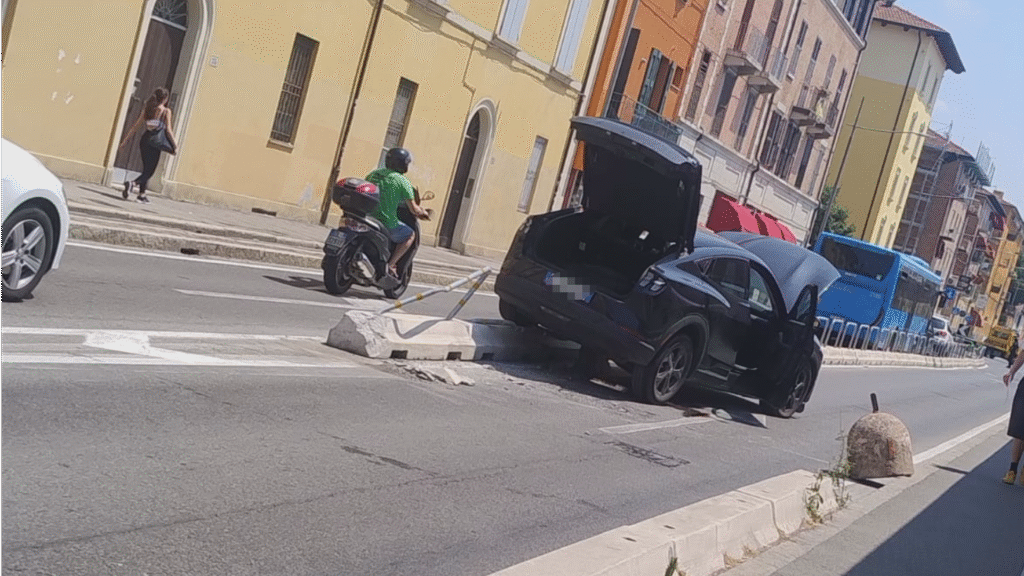 Traffico in tilt in via Carracci per un’auto finita contro il new jersey