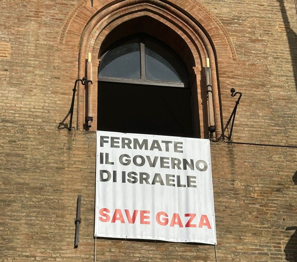 ‘Fermate il governo di Israele-Save Gaza’: lo striscione sulla facciata del Comune di Bologna