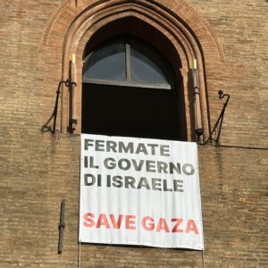 ‘Fermate il governo di Israele-Save Gaza’: lo striscione sulla facciata del Comune di Bologna