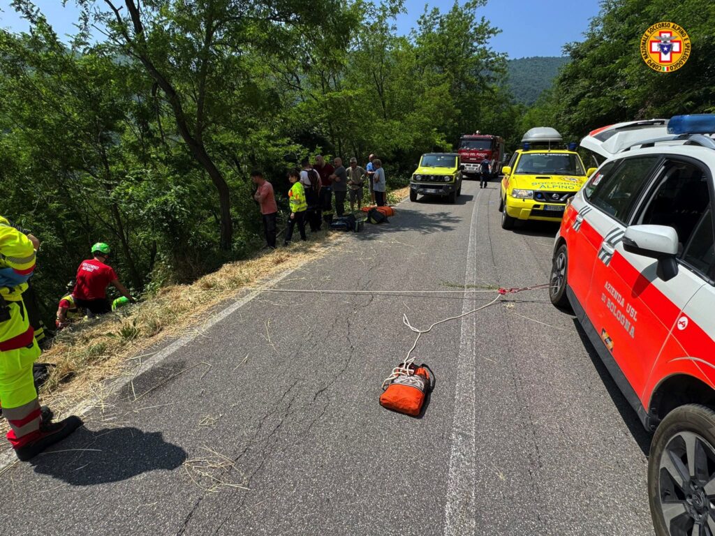 Finisce fuori strada con la moto, 29enne ferito