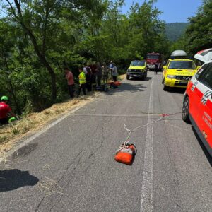 Finisce fuori strada con la moto, 29enne ferito