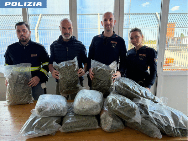 Nascondeva in auto 14 chili di marijuana: 30enne arrestata dalla Stradale