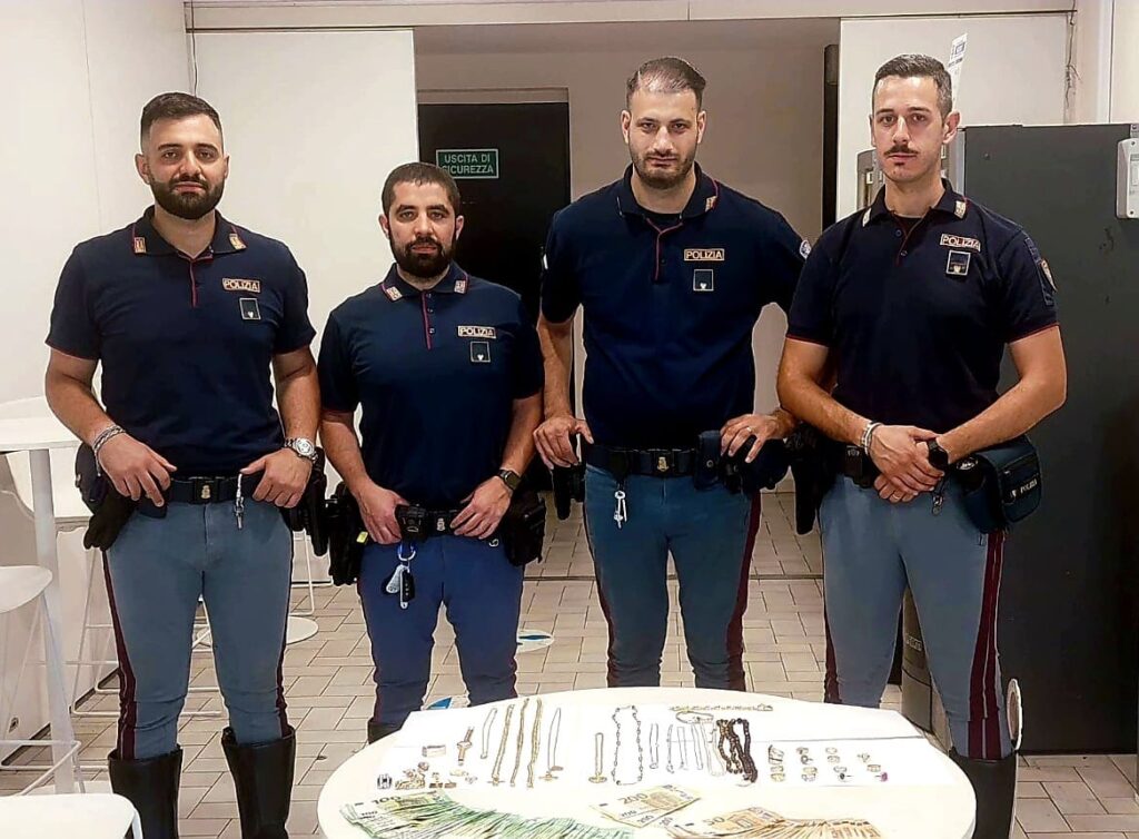 In auto nasconde gioielli e contanti rubati a un’anziana: denunciato