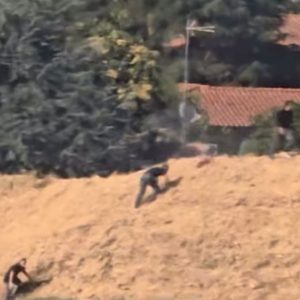 Sfugge al controllo degli agenti e appicca un incendio all’aeroporto Marconi. E’ ricercato