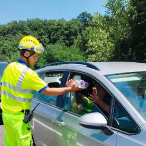 Incidente in A1, acqua agli automobilisti in coda