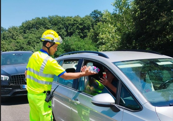 Incidente in A1, acqua agli automobilisti in coda