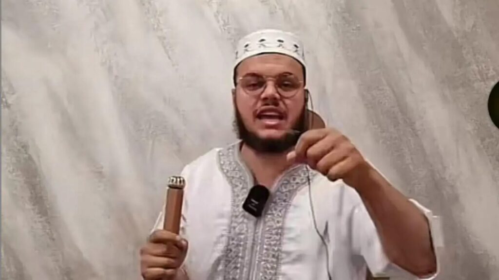 Via un imam “estremista”, ne arriva un altro