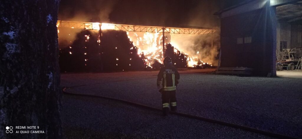 Brucia un maneggio, una persona intossicata