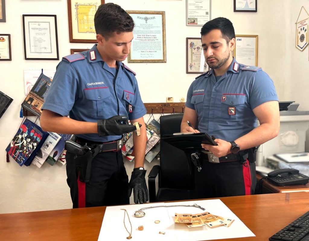 Si finge amico del figlio e truffa anziana, minorenne arrestato