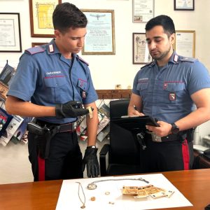 Si finge amico del figlio e truffa anziana, minorenne arrestato