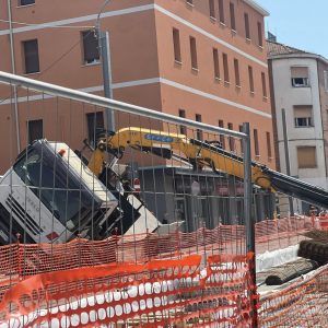 Camion in bilico, chiusa via Emilia Ponente