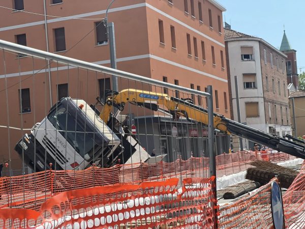 Camion in bilico, chiusa via Emilia Ponente