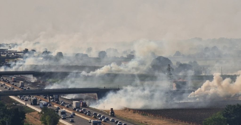 Incendio di sterpaglie sta creando fumo e code in autostrada