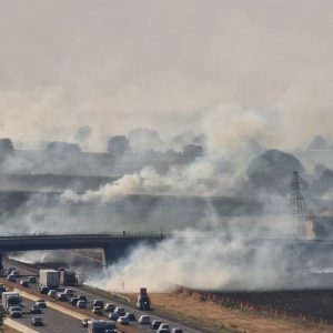 Incendio di sterpaglie sta creando fumo e code in autostrada