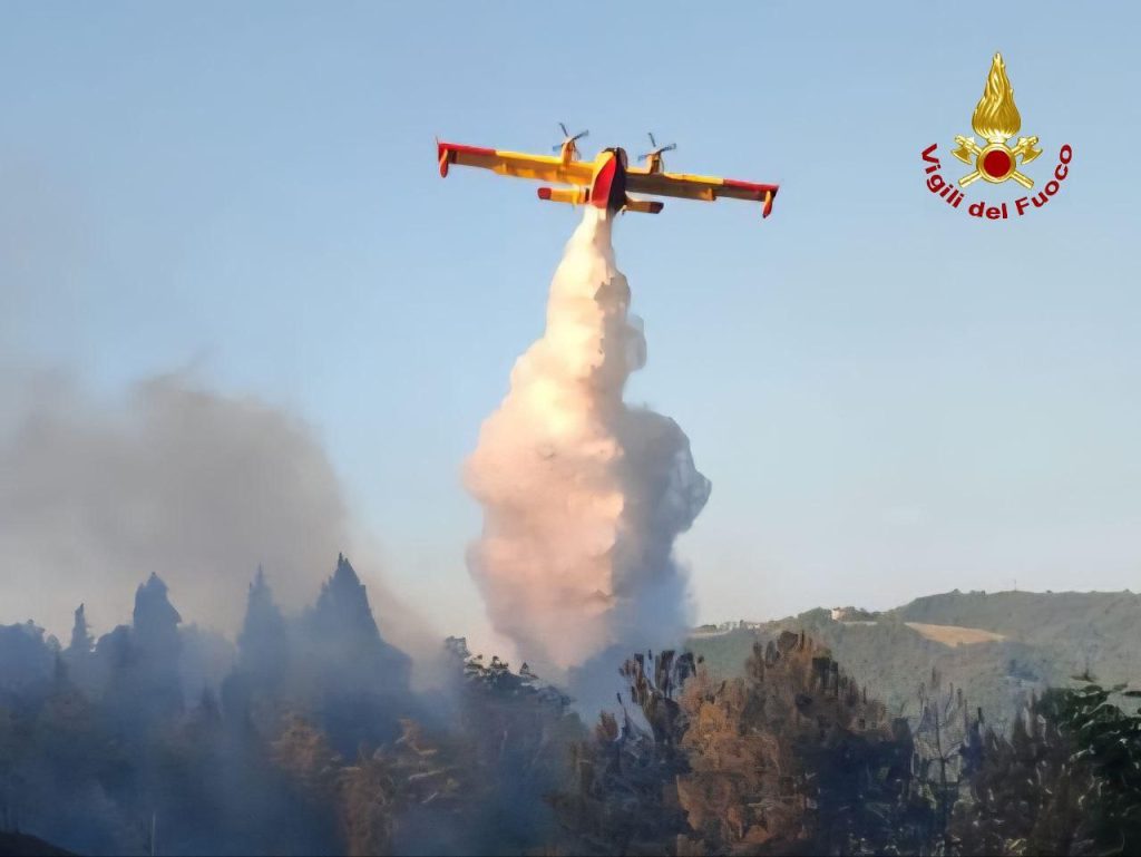 Vasto incendio a Calderino, famiglie evacuate