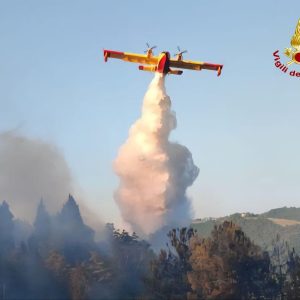 Vasto incendio a Calderino, famiglie evacuate