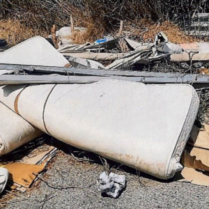 Abbandonano rifiuti in strada, denunciati due imprenditori