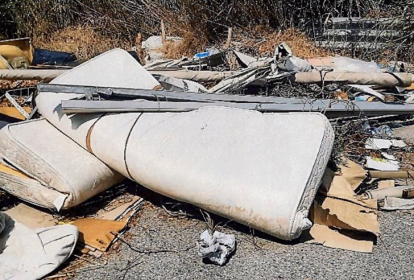 Abbandonano rifiuti in strada, denunciati due imprenditori