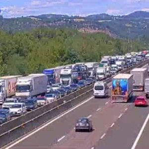 Coda di 16 chilometri su A1 a Sasso Marconi, distribuita acqua agli automobilisti