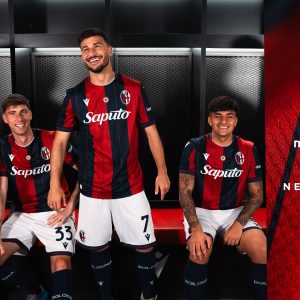 Una maglia con trofeo mezzo secolo dopo