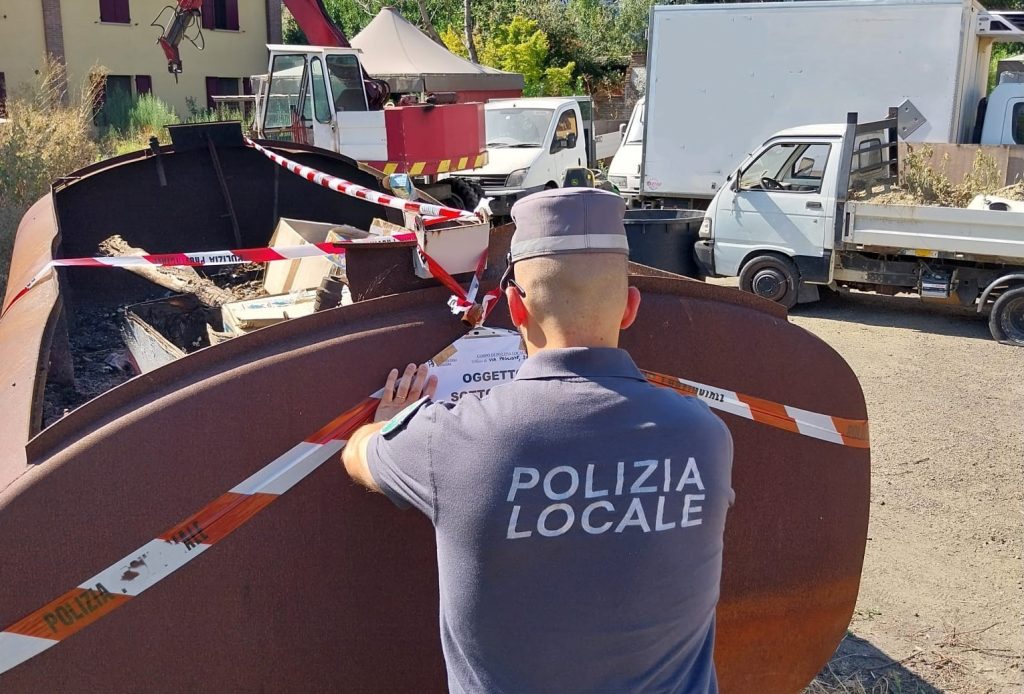 Usa una cisterna come forno per bruciare rifiuti: imprenditore denunciato