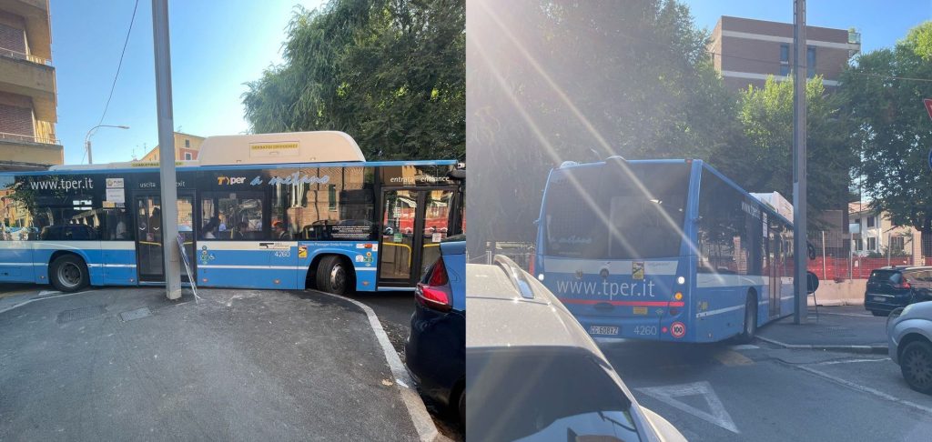 Autista bus sbaglia manovra e resta bloccato fra i cantieri del tram in Corticella