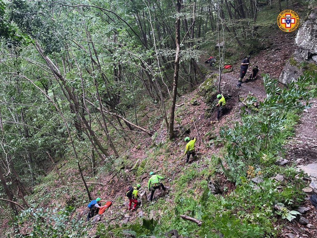 Ciclista cade in una scarpata al Corno alle Scale, interviene in Soccorso Alpino   VIDEO