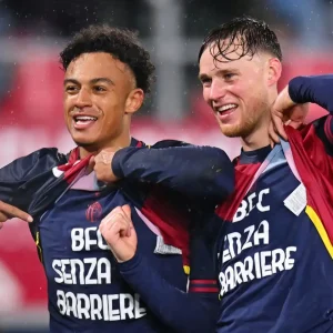 Fenomenologia di una cessione: Beukema si lascia male coi tifosi del Bologna, Ndoye invece bene