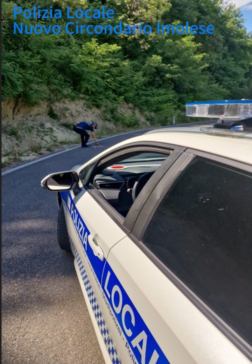 Prende male una curva e va contro un’auto, ferito un ciclista inglese