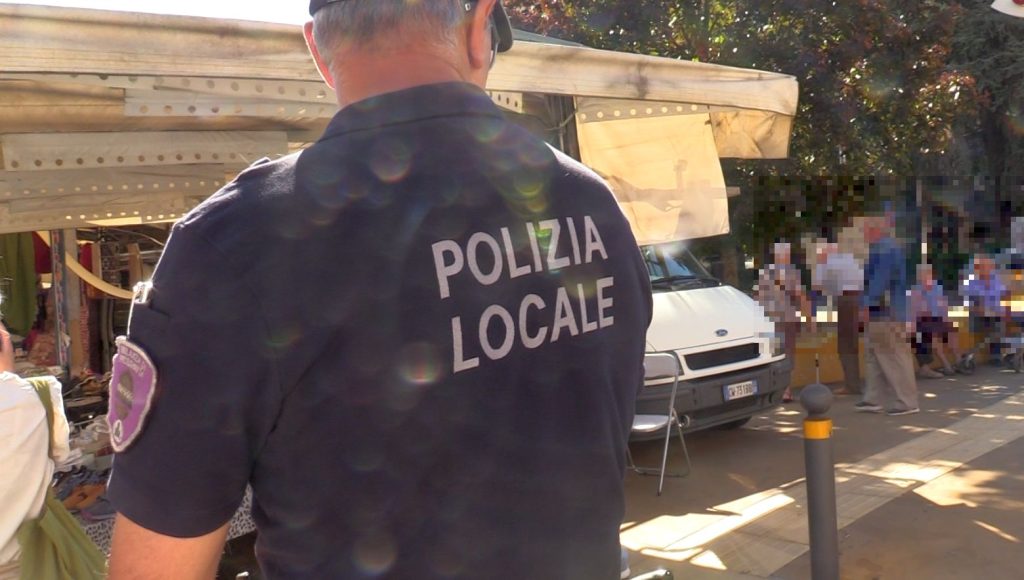 Spaccia cocaina al mercato della Piazzola, 18enne denunciato dalla Polizia Locale