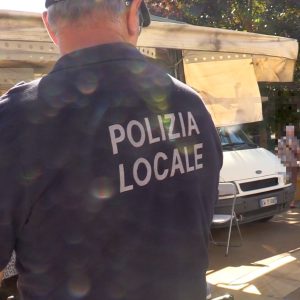 Spaccia cocaina al mercato della Piazzola, 18enne denunciato dalla Polizia Locale