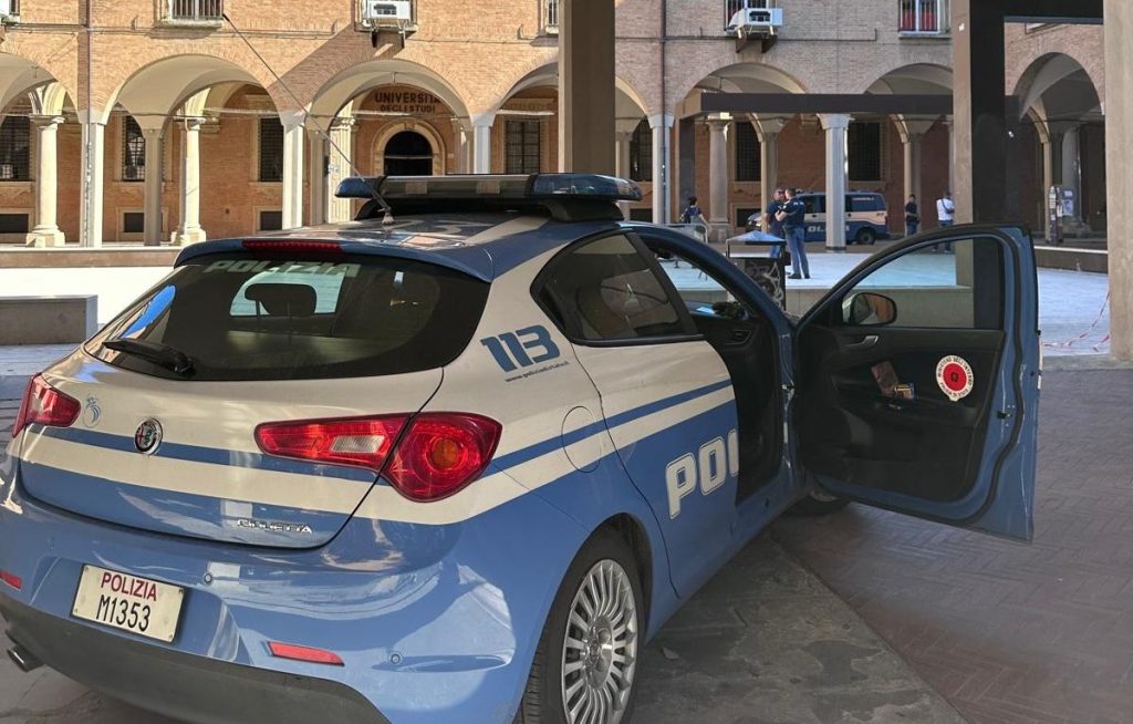Spacciatore arrestato dalla polizia in Piazza Scaravilli