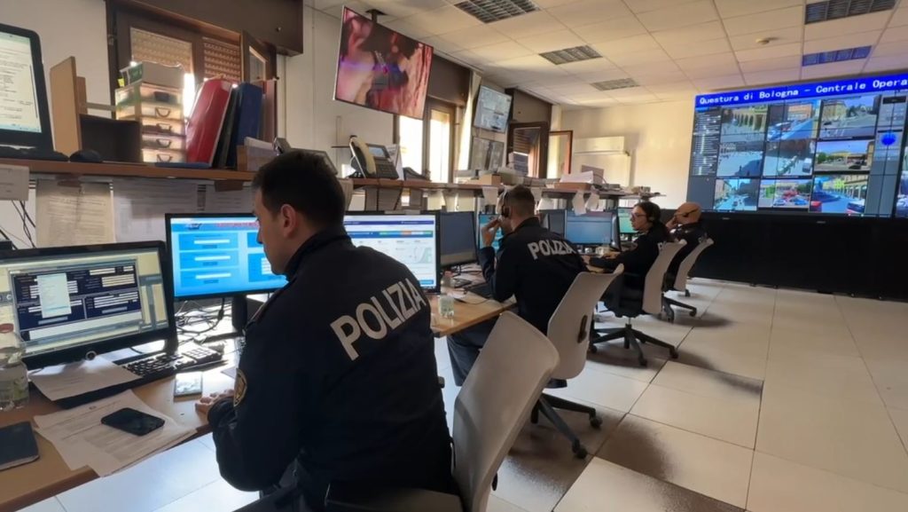 La polizia sventa due tentativi di suicidio