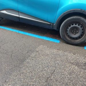 Il comune di Bologna: le strisce blu “storte” verranno rifatte