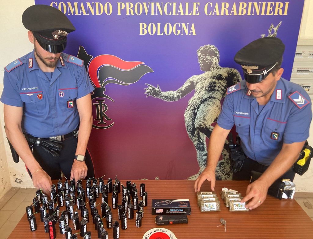 Ha in casa droga e anche fuochi d’artificio illegali: 18enne arrestato in Bolognina