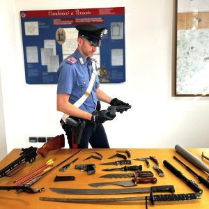 Minaccia la ex con una pistola e in casa ha un “arsenale”: arrestato